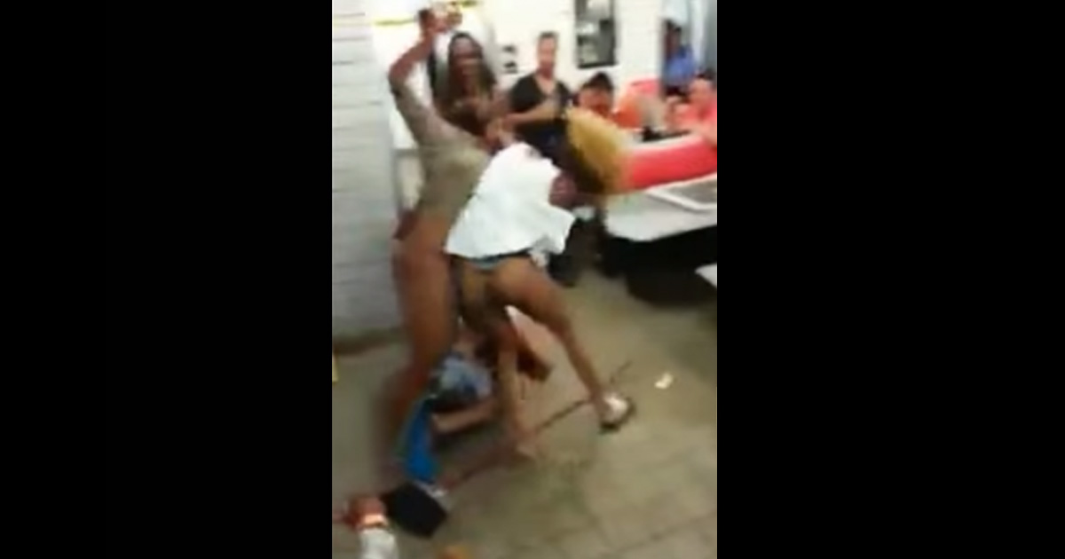 A Cat Fight At A Waffle House You Won't Believe!