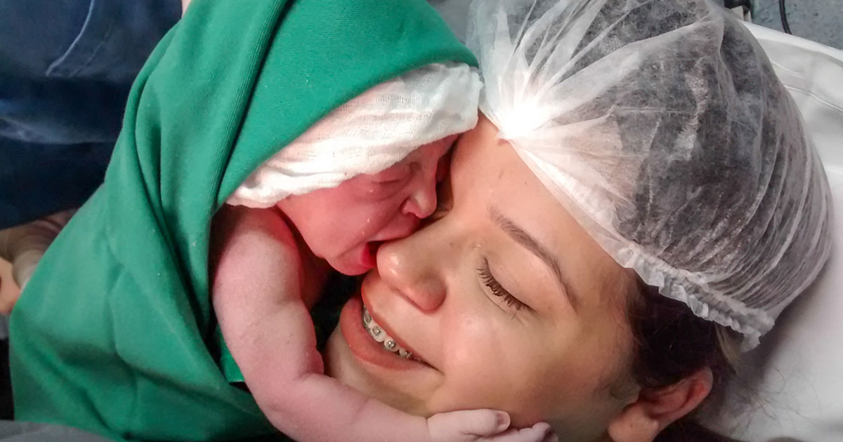 Nurse Films Incredible Moment That Newborn Clings To Mom’s Face And Won't Let Go