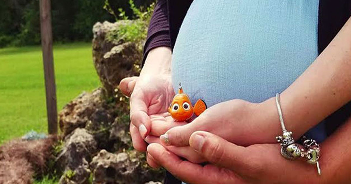 Couple Pose With Finding Nemo Fish For Their Maternity Photos, Then Reveal The True Meaning Behind It