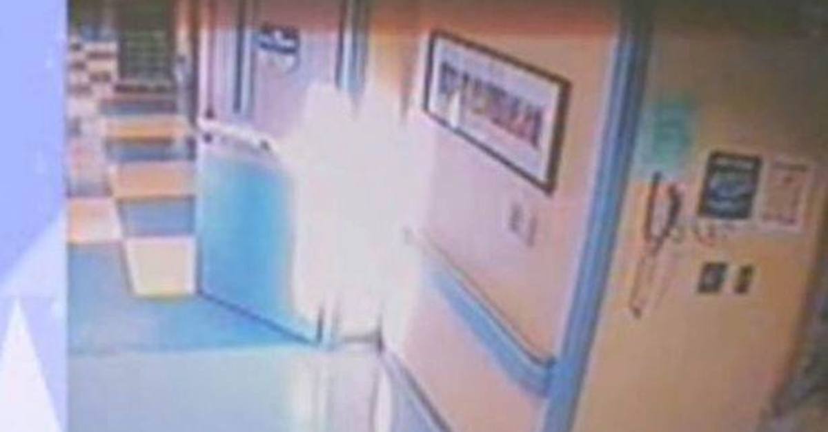 Nach der Rettung einer sterbenden Jugendlichen in einem Krankenhaus wurde ein Engel von einer Kamera fotografiert!