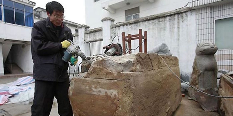 Unos trabajadores de la carretera chinos desenterraron una caja misteriosa. Lo que encontraron dentro era increíble y misterioso. 